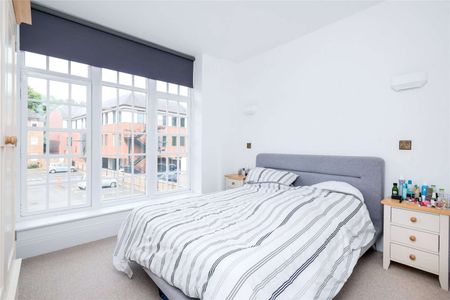 A well proportioned one bedroom apartment with open plan reception/kitchen and underground parking for one car. - Photo 2