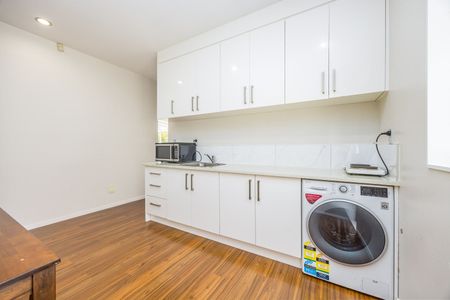 Furnished one bedroom flat - private & self-contained | 55 Castlederg Drive, Flat Bush - Photo 5