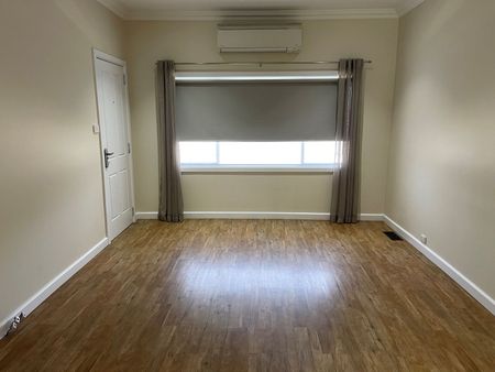 COMFORTABLE 3 BEDROOM HOME - Photo 2