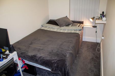 4 bedroom flat to rent - Photo 4