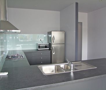 Stylish two-bedroom apartment - Some utilities & white goods included - Photo 2