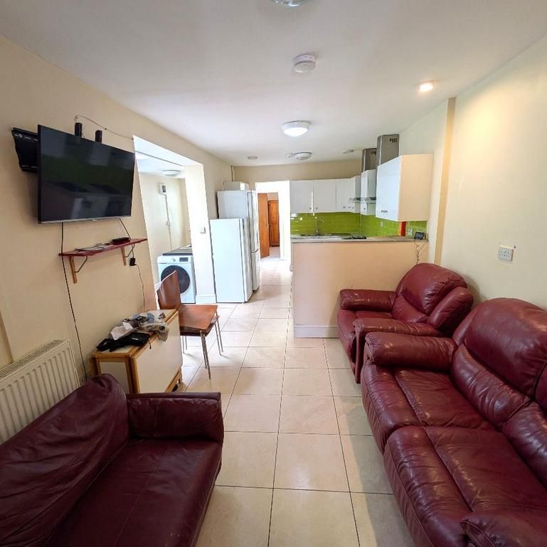 6 bedroom terraced house to rent - Photo 1