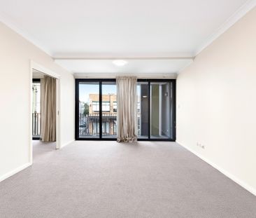 Beautiful 1 Bedroom Apartment in the Heart of Chippendale - Photo 4