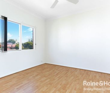 Charming & Convenient Two Bedroom Apartment - Central Location - Photo 3
