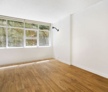 Beautifully Renovated Studio Apartment - Photo 3