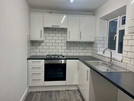 2 bedroom mid terrace to let - Photo 2