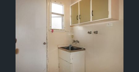 Neat & Comfortable 3-Bedroom Home with Wood Heating and Double Garage - Photo 3