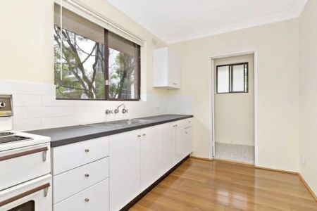 Light Filled Apartment in Prime Ashfield Location - Photo 3