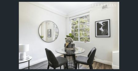 Spacious Art Deco Apartment | Prime Location - Photo 3