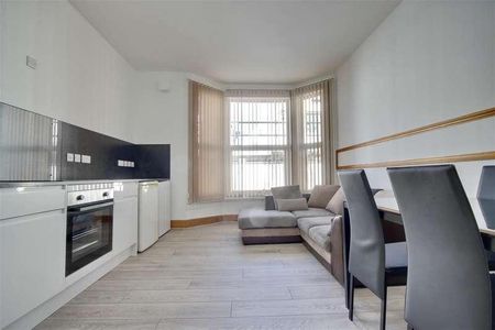 Sandringham Apartments, Osborne Road, Southsea, PO5 - Photo 4