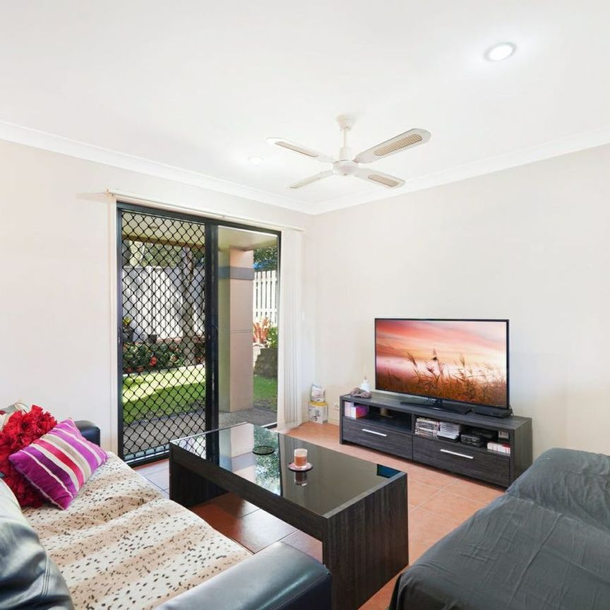 Massive 3 Bedroom Unfurnished Townhouse C'yard Huge parking space - Photo 1