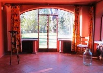 Villa-Giustiniana: 180sqm. Lovely, well-kept property with private garden. Entrance, living with fireplace, 3 bedrooms, 3 baths, terrace, parking. Secure, close to Train. REF. 1392