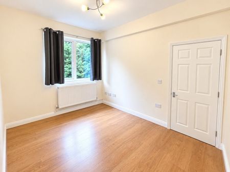 2 bed Apartment - To Let - Photo 5
