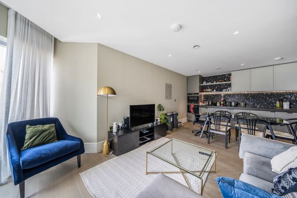 Available from Now - 3 Bed Apartment, Furnished - Photo 1