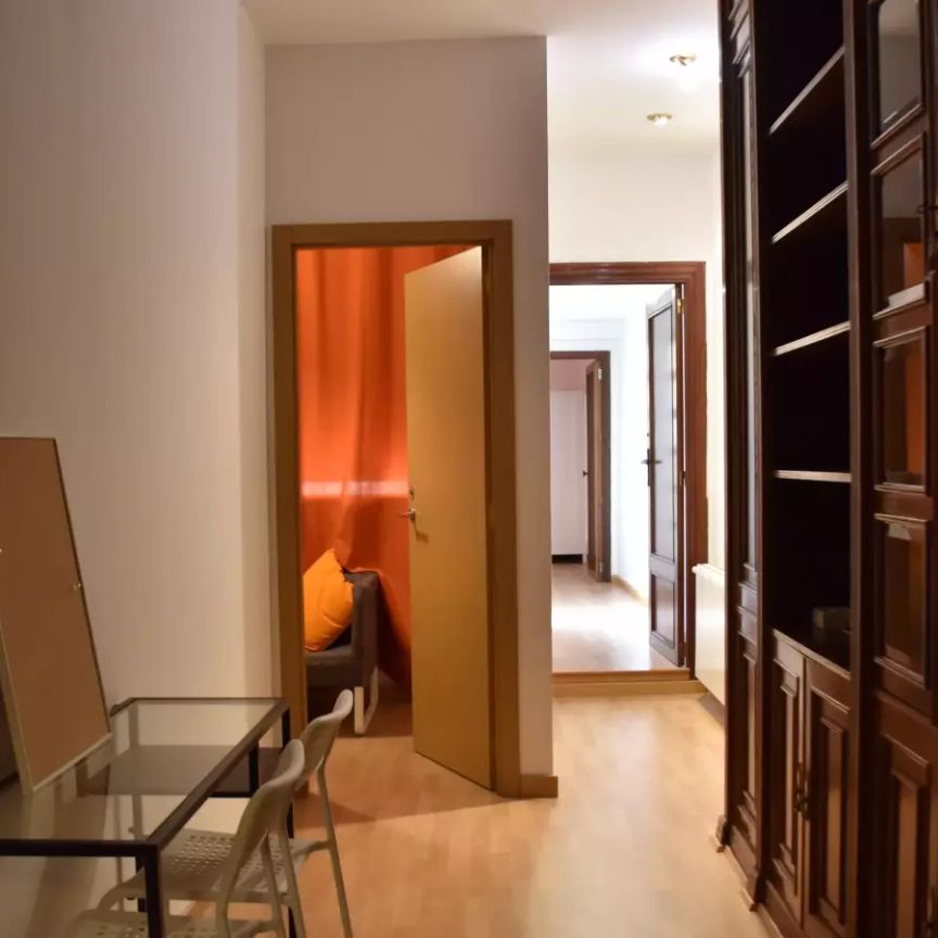Room in a shared 6-bedroom apartment for rent in Arrancapins - Foto 1