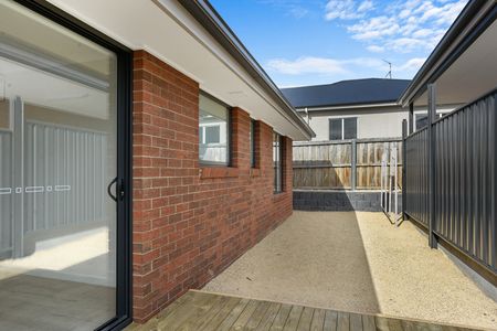 Spacious Modern Villa, Great Location - Photo 5