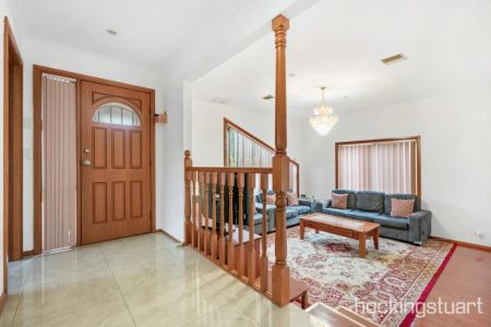 PERFECT FAMILY LIVING IN A PRIME LOCATION - Photo 3