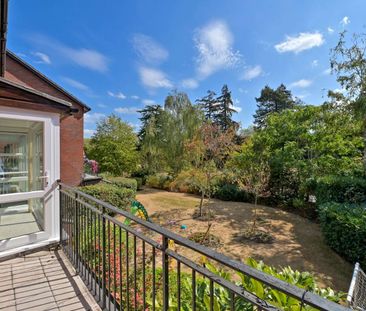 A light and well-positioned apartment in a much sought after privat... - Photo 6