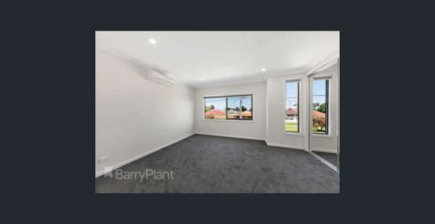 Stunning Townhouse - Photo 1