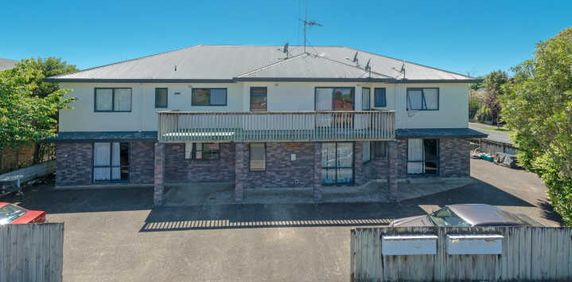 The rental for this furnished studio unit covers power expenses and offers the convenience of an ensuite bathroom and a compact kitchenette. - Photo 2