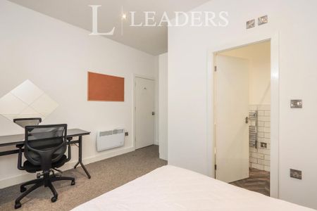 4 bedroom flat to rent - Photo 2