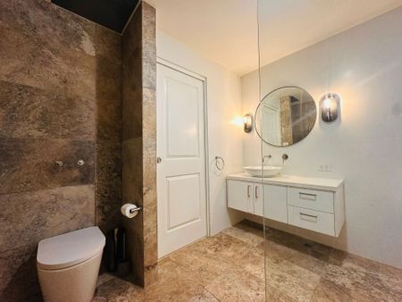 Spacious & Modern Family Home Close to Amenities - Photo 5