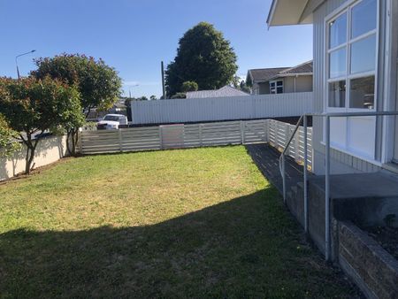 Sunny 2 bed front flat - Photo 4