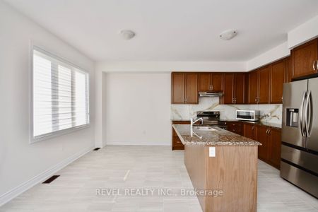 Detached Home For Lease | S7322800 - Photo 4