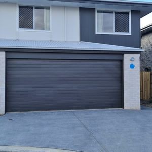 4-Bed Near Brand-New Townhouse With Two Ensuites! - Photo 2
