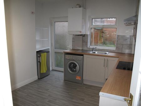 2 bedroom terraced house to rent - Photo 4