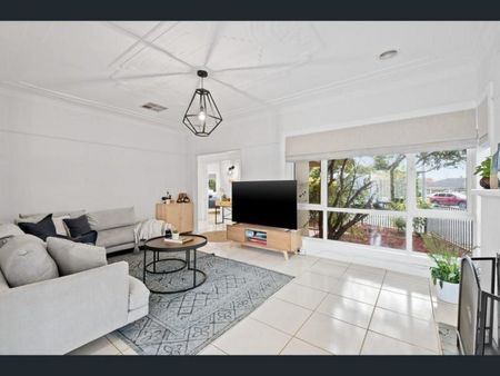 Light-Filled 2-Bedroom Unit in the Heart of Heathmont - Photo 2