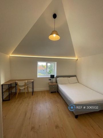 3 bedroom flat to rent - Photo 2