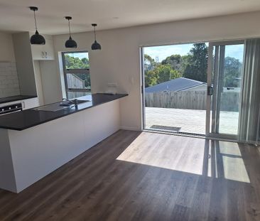 Private, Modern Townhouse West Auckland - Photo 3