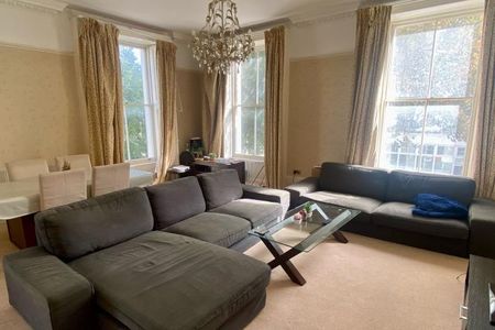 Large, bright and airy three bedroom, two bathroom flat - Photo 2