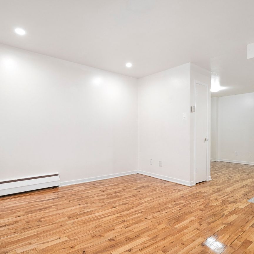 2425 Av. Madison Montréal (Côte-des-Neiges, QC H4B - Photo 1