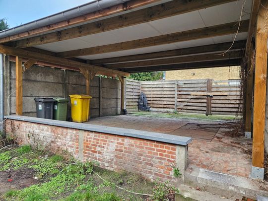 Ruime gezinswoning met tuin en carport in centrum - Photo 1