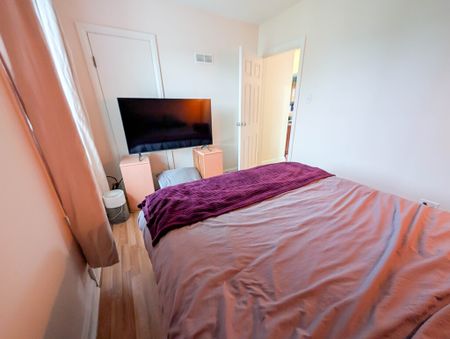 Fully Detached 2 Bedroom House in Welland! - Photo 4