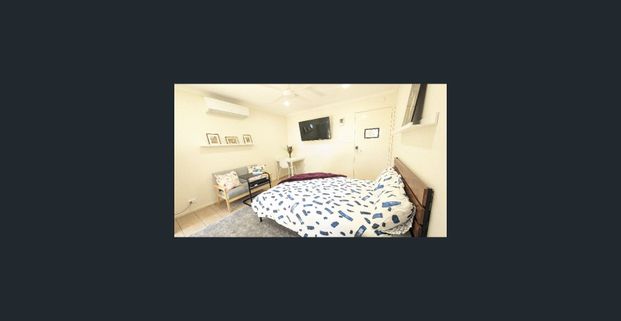 Private studio in Werribee with balcony, bathroom and kitchenette - Photo 1