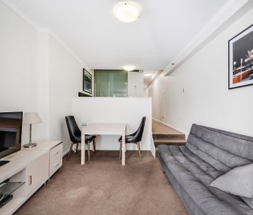 Fully Furnished Studio Apartment at Oaks Trafalgar! - Photo 4