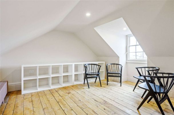 A recently refurbished and spacious upper maisonette with a private garden. - Photo 1