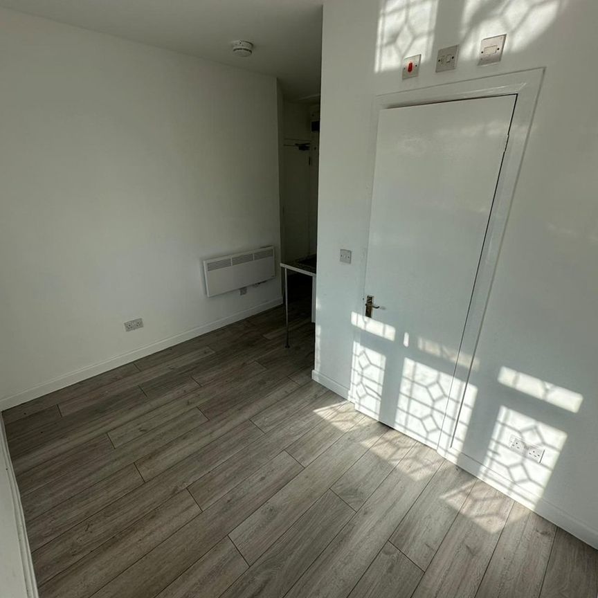 Studio Flat, Overdown Road, SE6 - Photo 1