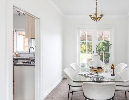Timeless 1950's Charm In A Blue-chip Setting - Photo 3