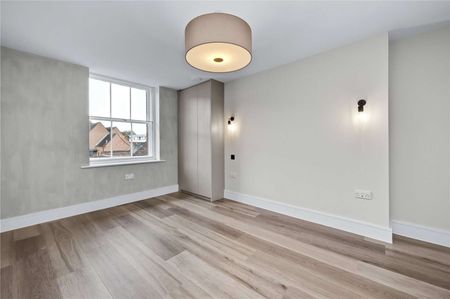 A second floor apartment with an exceptional finish on Guildford High street with far reaching viewings. - Photo 2