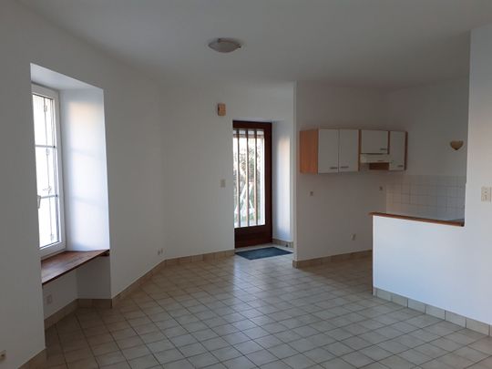 Centre-bourg, appartement en rez-de-chaussée - Photo 1