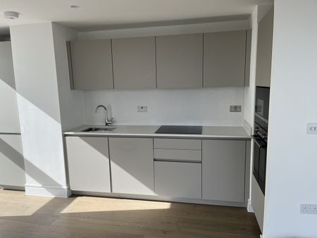 2 Bed Flat, Chiswick High Road, W4 - Photo 2