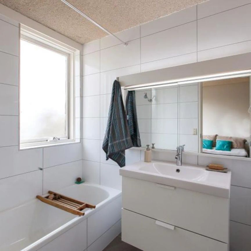 Light filled; ticks all the boxes! - Photo 1