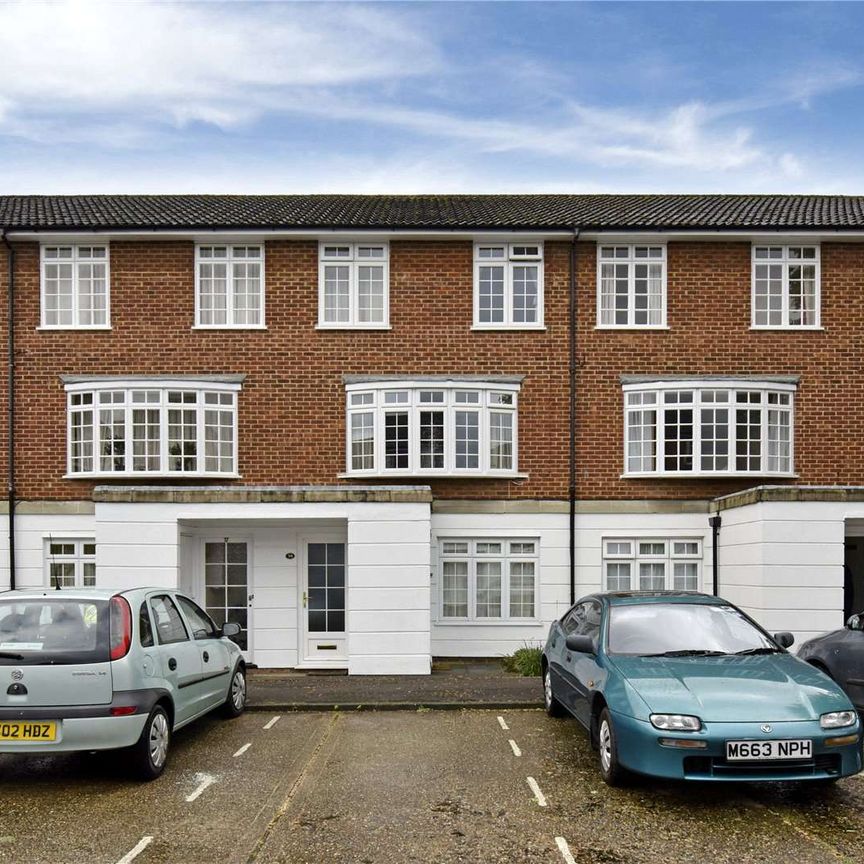 A very well-presented, bright and airy, two bedroom maisonette with car parking for one car the heart of Windsor town centre - Photo 1