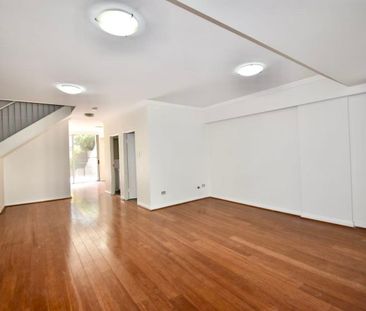 5 Bedrooms Townhouse in Perfect Location - Photo 1