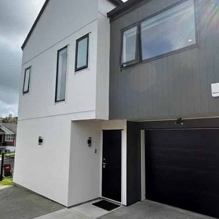 4 bedroom and 2.5 bathroom Townhouse in Hillsb... - Photo 3