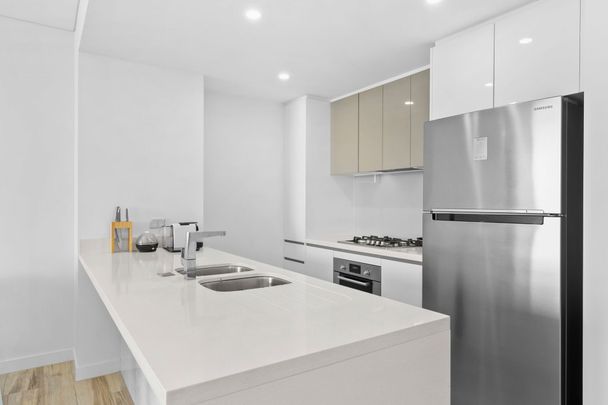 Furnished 2 brm, 2 bath apartment at level 19 Sundale. Available 26 April - Photo 1